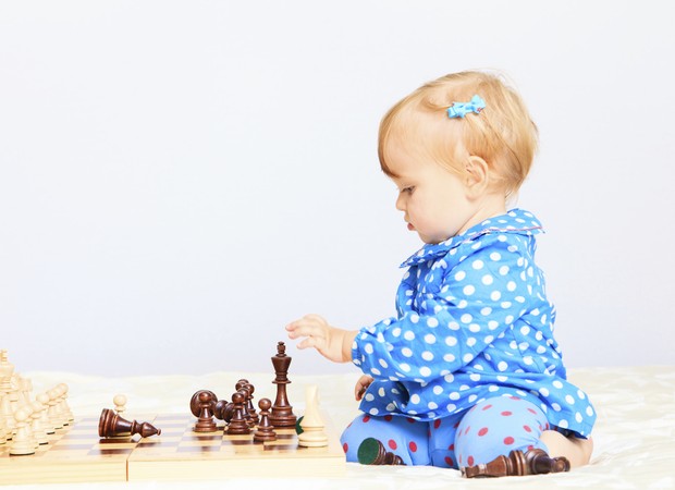 bebê; menina;jogo; xadrez; perder (Foto: Thinkstock)