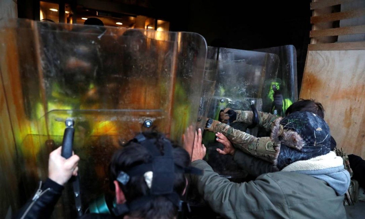 Manifestantes entram em confronto com a polícia do Capitólio durante um protesto — Foto: SHANNON STAPLETON / REUTERS