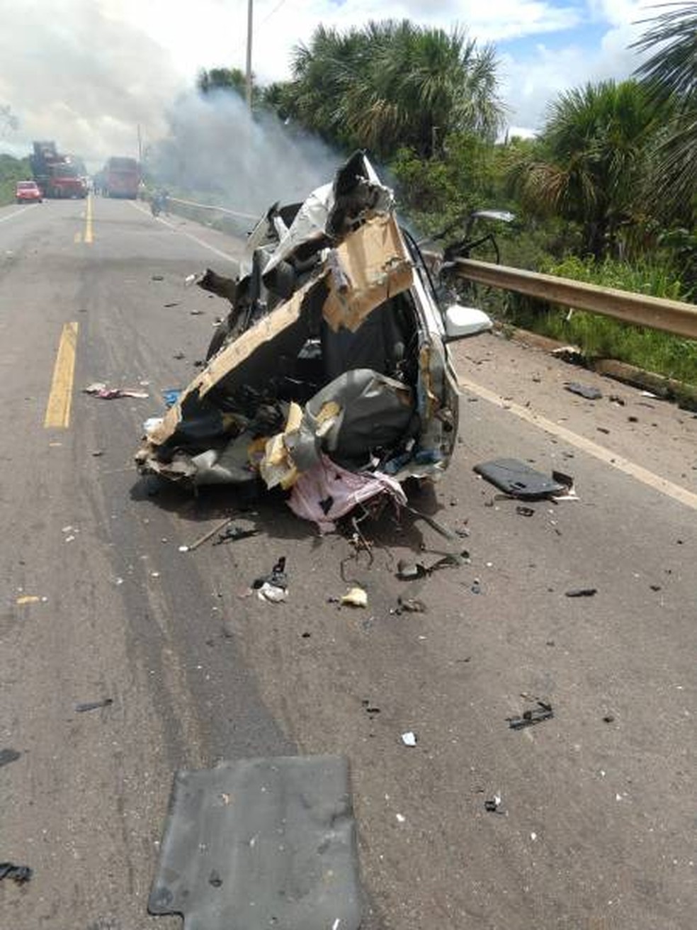 Carro onde viajava família ficou destruído na BR-364 — Foto: Folha do Sul Online/Reprodução