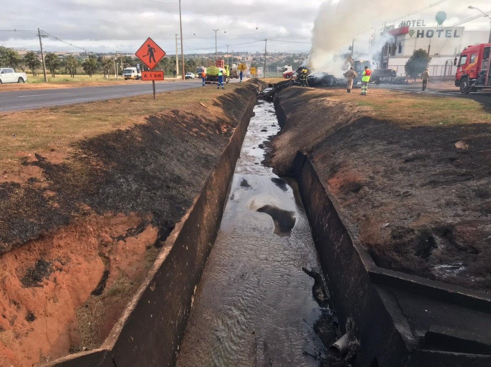 Secretaria de Meio Ambiente de Rondonópolis foi acionada pra verificar se o óleo diesel chegou a atingir algum rio ou córrego da região. — Foto: Walter Quevedo
