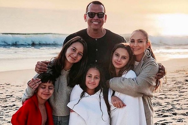 Jennifer Lopez e Alex Rodriguez com os dois filhos dela e as duas filhas dele (Foto: Instagram)