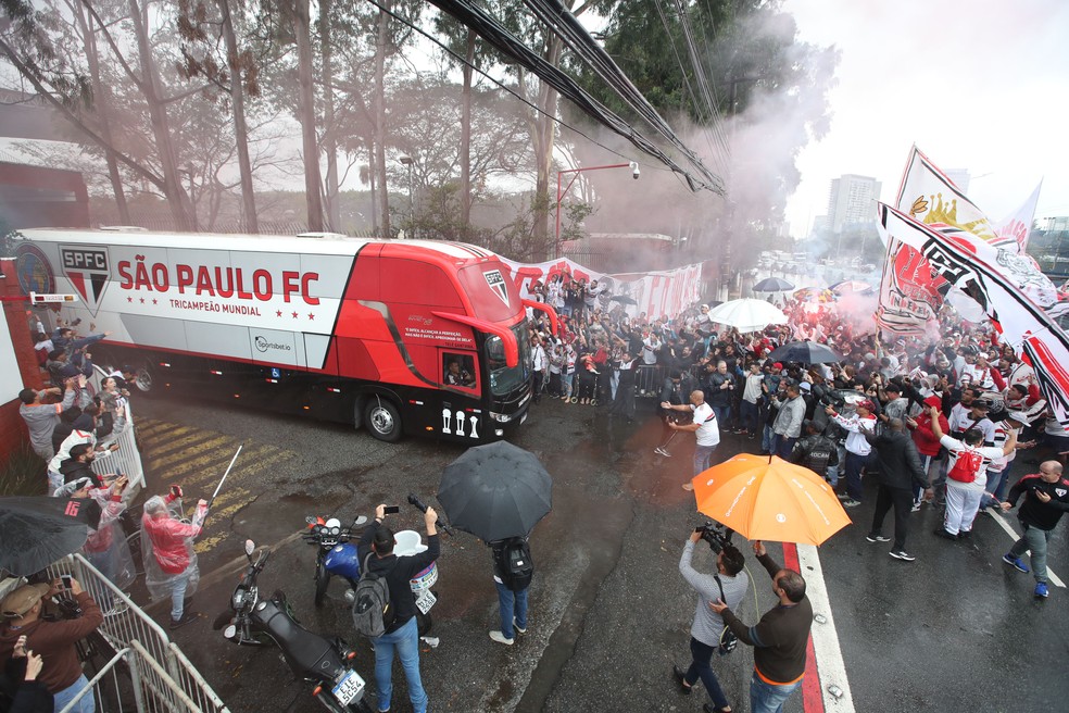 Torcida do São Paulo faz festa na saída do ônibus do CT — Foto: Alex Silva