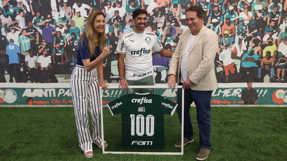 Leila Pereira, Abel Ferreira e Paulo Buosi depois do treino do Palmeiras — Foto: Ag. Palmeiras