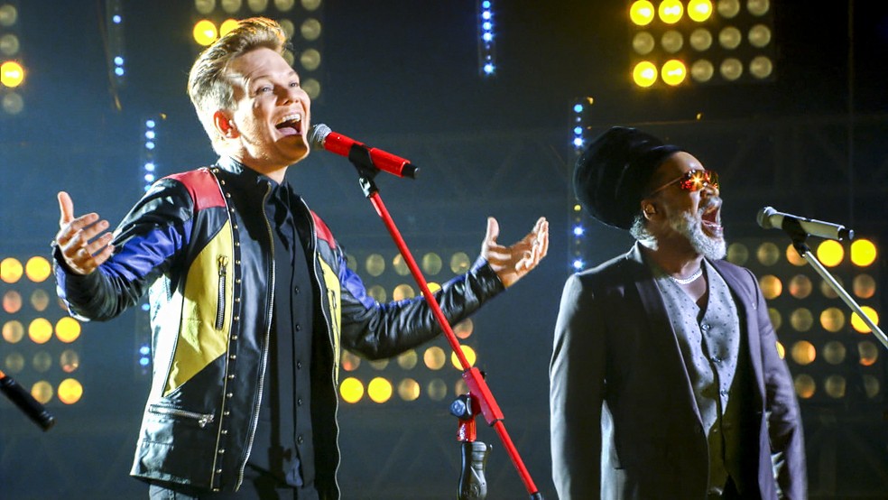 Michel Teló e Carlinhos Brown no palco do 'The Voice Brasil' — Foto: Globo