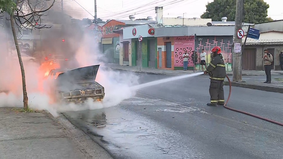 Bombeiros apagaram o incêndio em carro na Avenida Serrana, em BH, por volta das 6h20 — Foto: Reprodução TV Globo