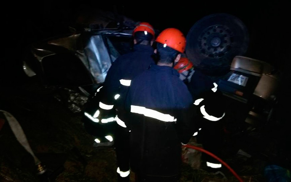 Bombeiros demoraram 12h para retirar corpo de ferragens (Foto: Divulgação/Corpo de Bombeiros Militar)