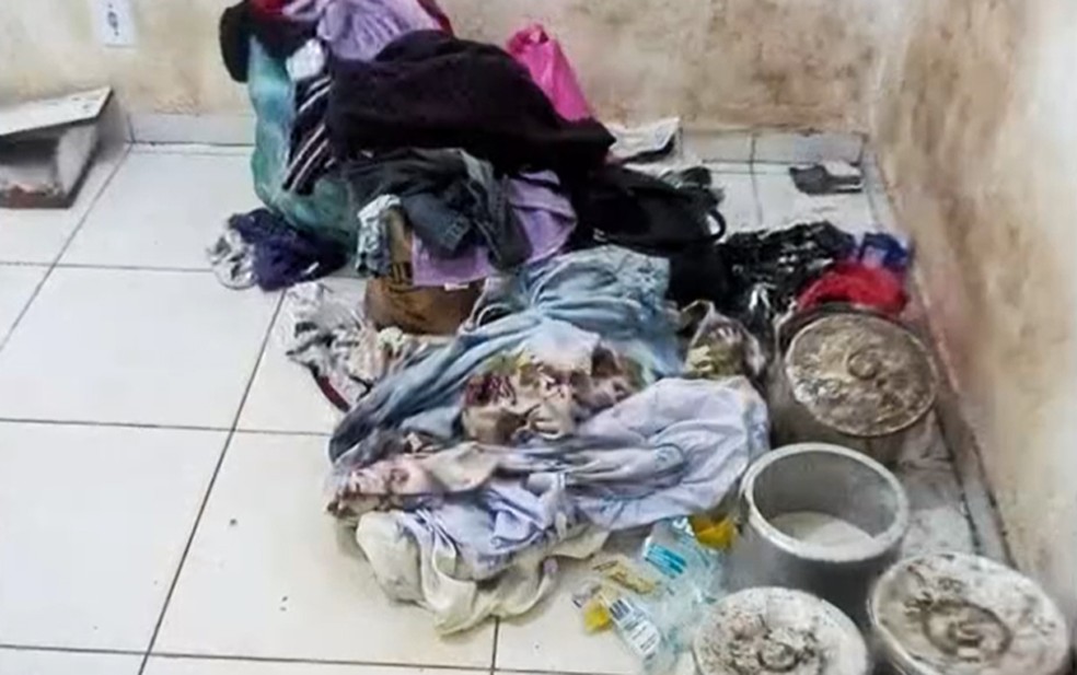 Vítima foi encontrada presa em quarto, sem higiene — Foto: Reprodução/TV Bahia