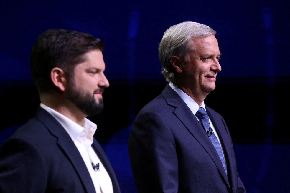 Candidatos Gabriel Boric (esquerda) e José Antonio Kast (direita) antes do debate eleitoral — Foto: Reuters/Elvis Gonzalez