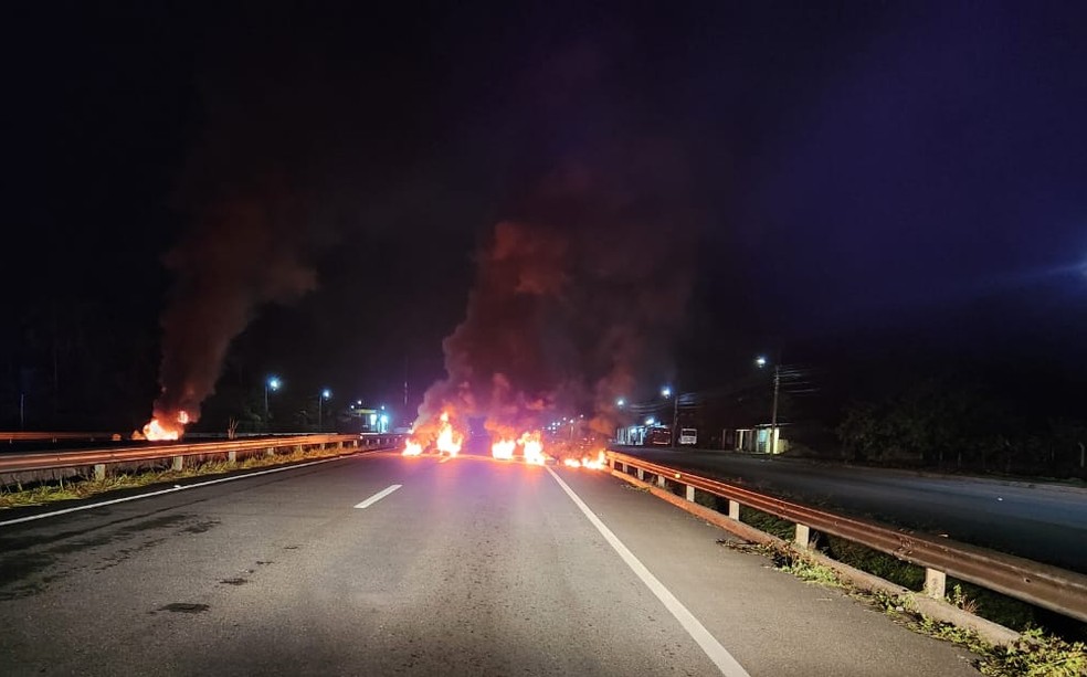 Ataques no RN: Criminosos ateeram fogo em pneus durante a madrugada na BR-101 em Canguaretama — Foto: Cedida
