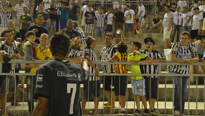 Torcedor-mirim do Flamengo tieta Val e declara amor ao Bota-PB na Série C