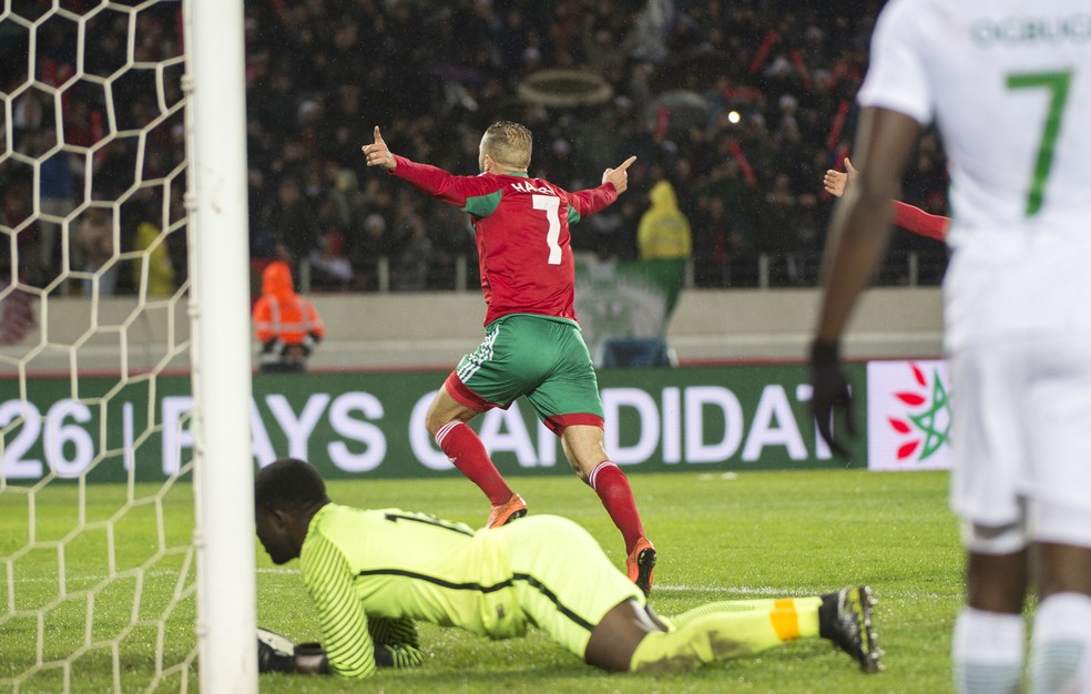 Zakaria Hadraf, do Raja Casablanca, comemora um de seus dois gols na vitória dde Marrocos sobre a Nigéria (Foto: Fadel Senna/AFP)