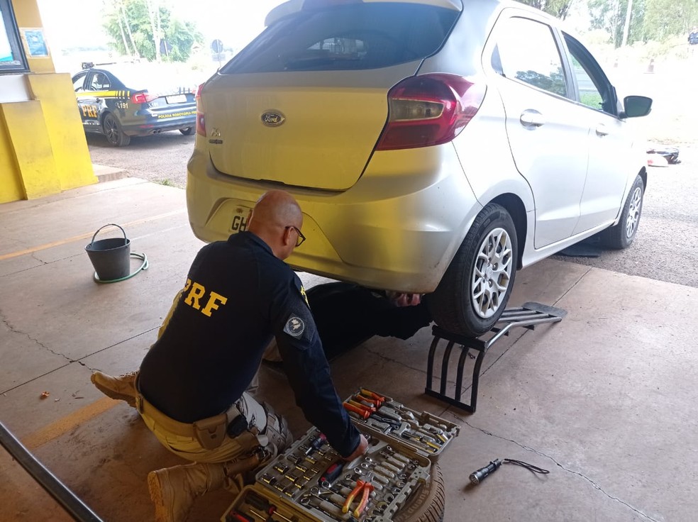 Agentes da PRF precisaram desmontar o tanque do veículo para chegar às armas — Foto: PRF/Divulgação