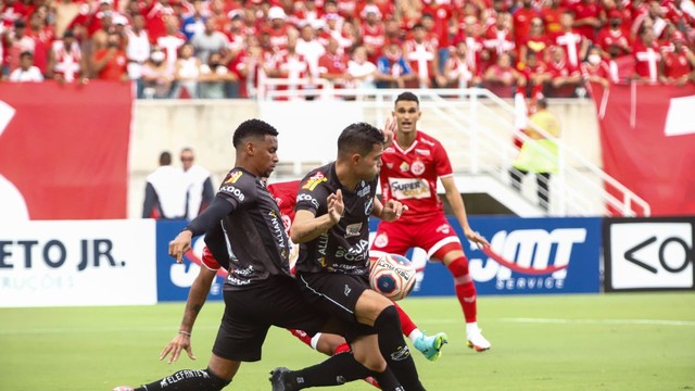 Primeiro tempo sem gols e com reclama&ccedil;&atilde;o das equipes com a arbitragem