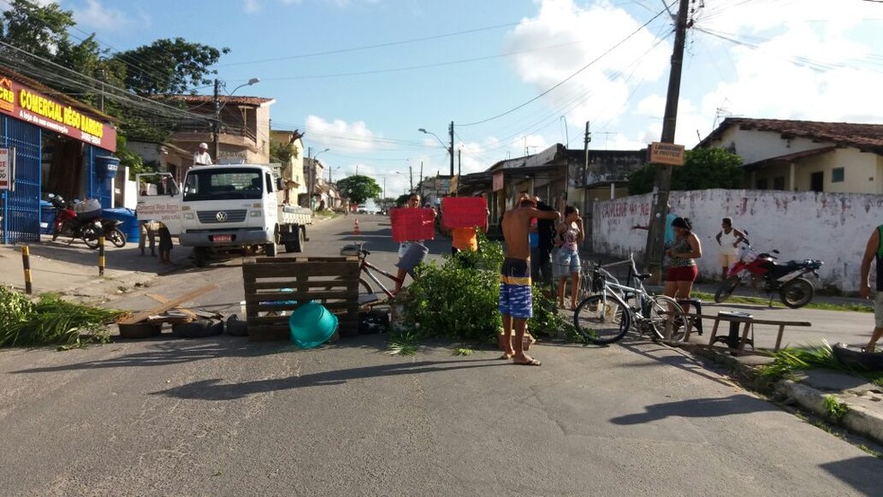 Moradores reuniram entulhos na Avenida das Garças, em Rio Doce, para protestar contra a falta d'água na localidade (Foto: Reprodução/WhatsApp)