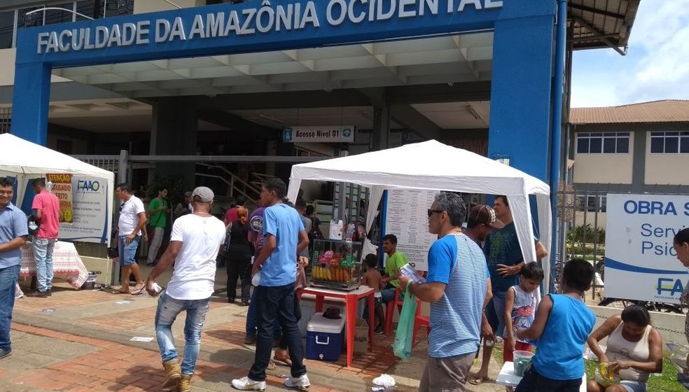 Portões abriram às 9h nas cidades acreanas  (Foto: Anny Barbosa/G1)