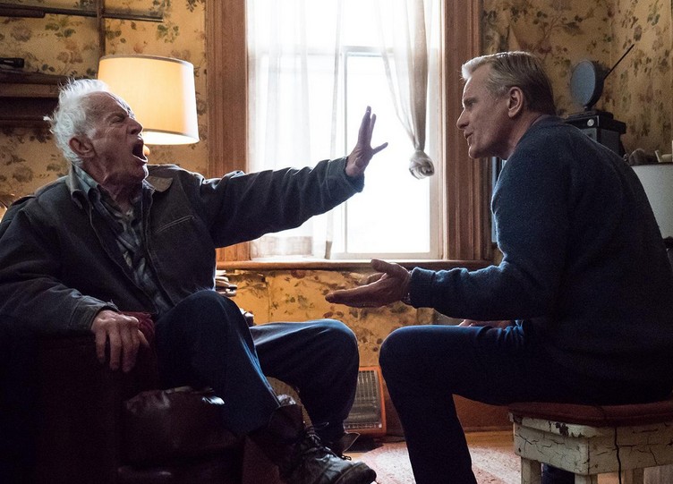 Viggo Mortensen e Lance Henriksen em cena do drama Falling (2021) (Foto: Reprodução)