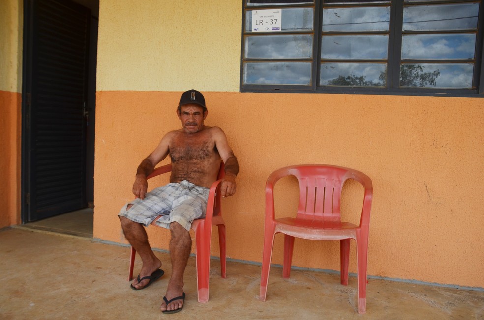 Ailton é morador da casa número 37, na Vila Produtiva Rural Lafayette em Monteiro, Cariri da PB — Foto: Érica Ribeiro/G1