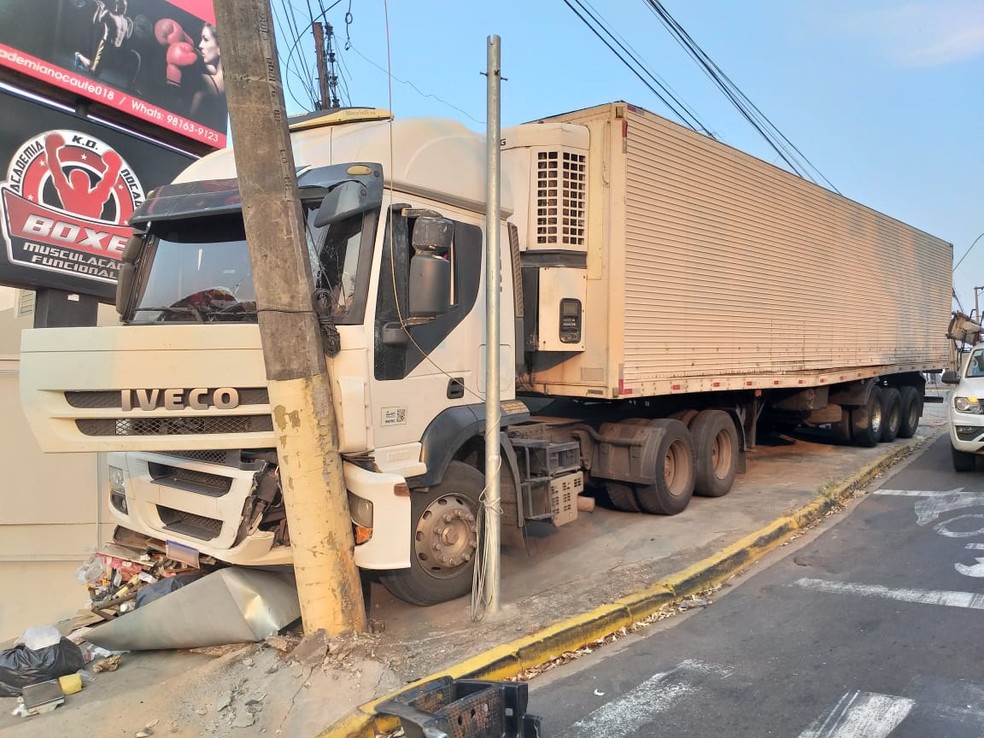 Caminhão perdeu o freio e bateu em poste na Avenida Joaquim Constantino — Foto: Heloise Hamada/G1