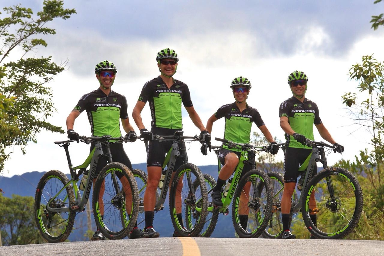 Os quatro atletas da nova equipe brasileira de mountain bike