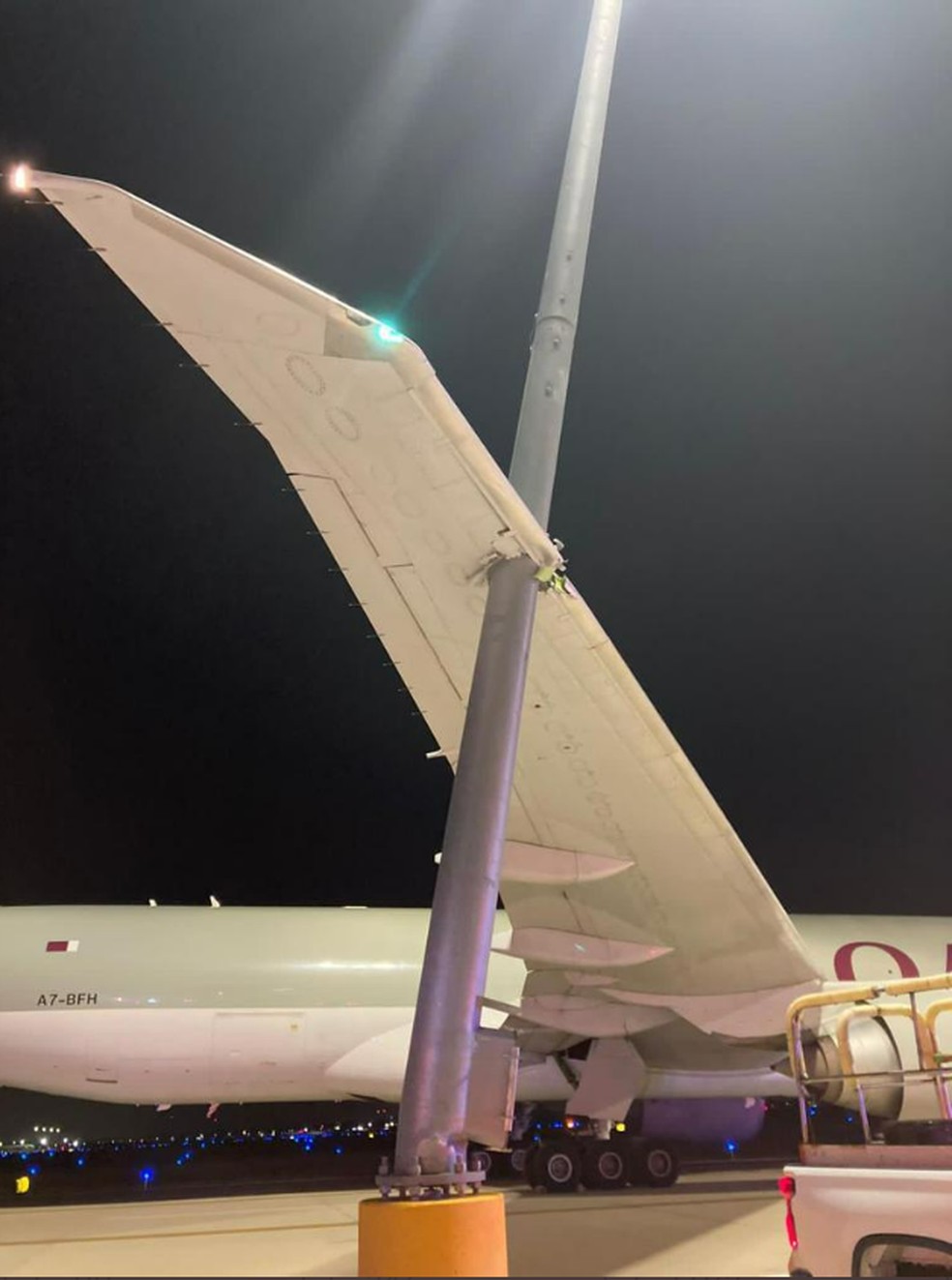 Avião que manobrava em aeroporto de Chicago bate uma das asas em poste |  Mundo | G1