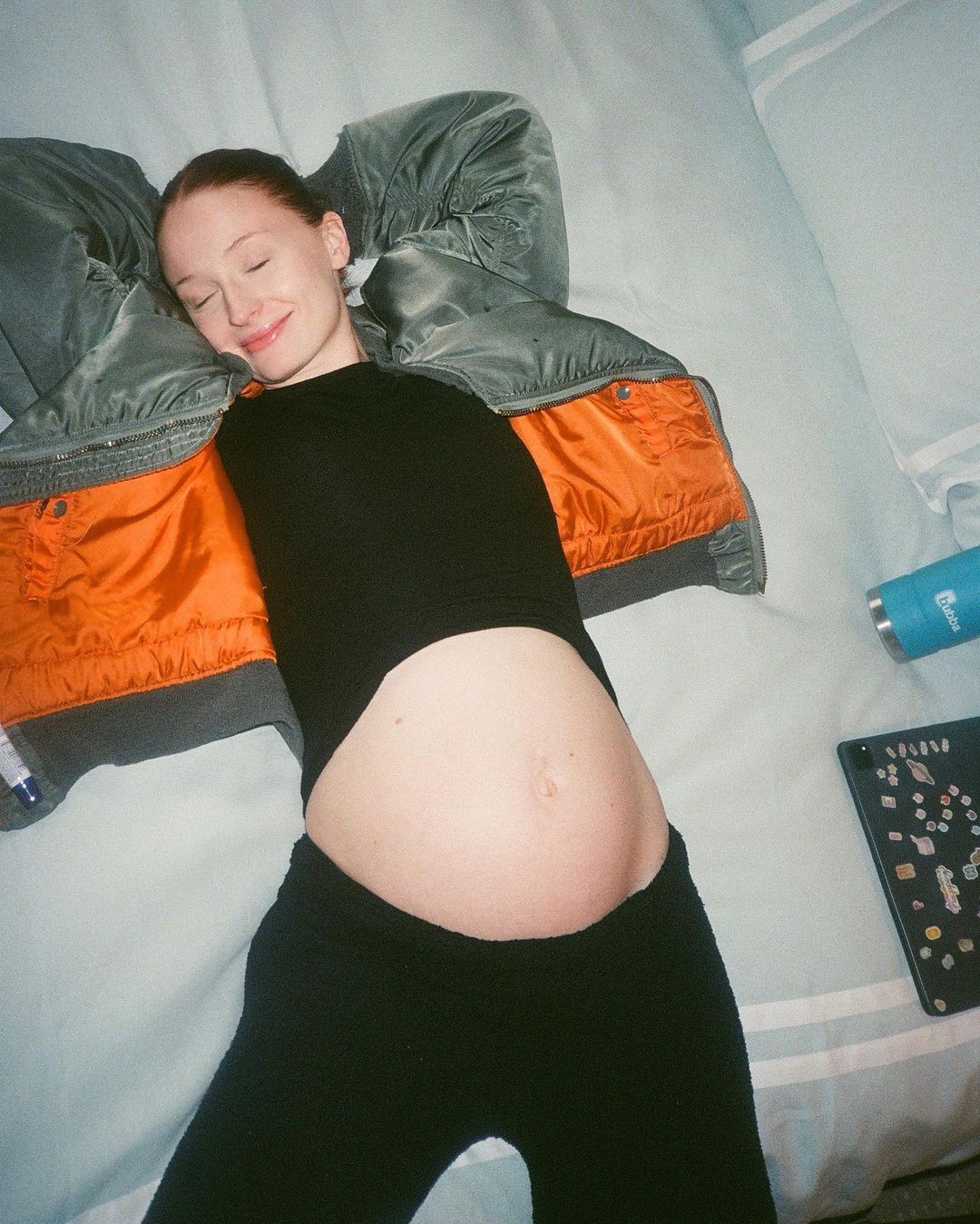 Sophie Turner exibiu barriga de gravidez (Foto: Reprodução/Instagram)