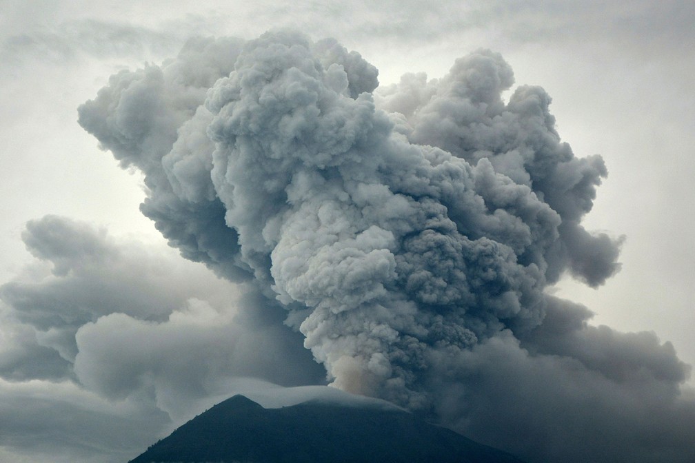 Fumaça do vulcão Agung, em Bali, na Indonésia, pode ser vista em vila Kubu, em Karangasem, nesta terça-feira (28)  (Foto: Antara Foto/Fikri Yusuf via Reuters)