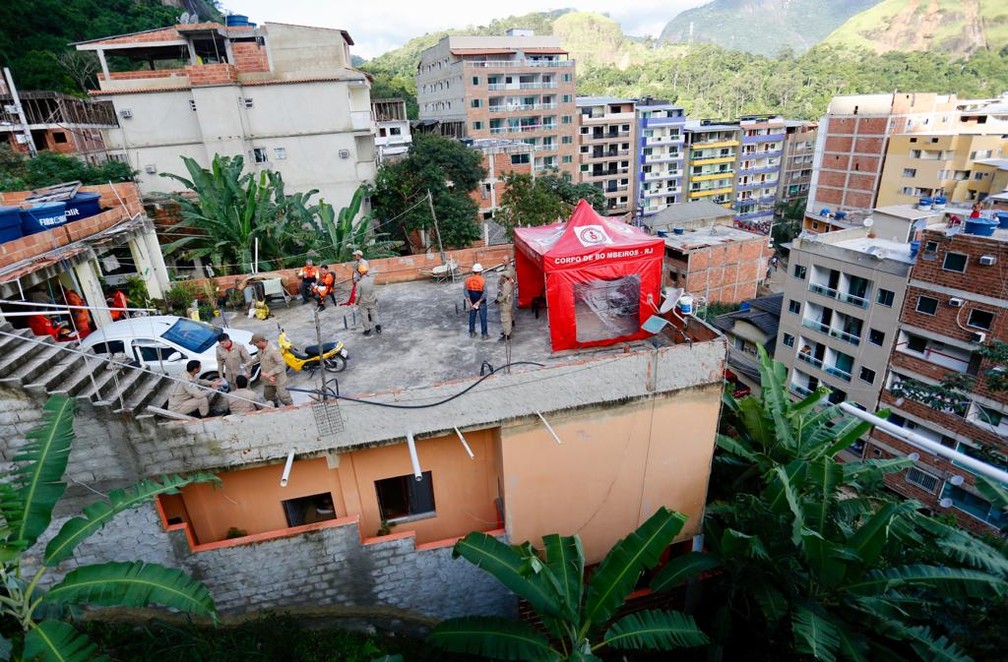 Bombeiros improvisam QG em laje — Foto: Marcos Serra Lima/G1