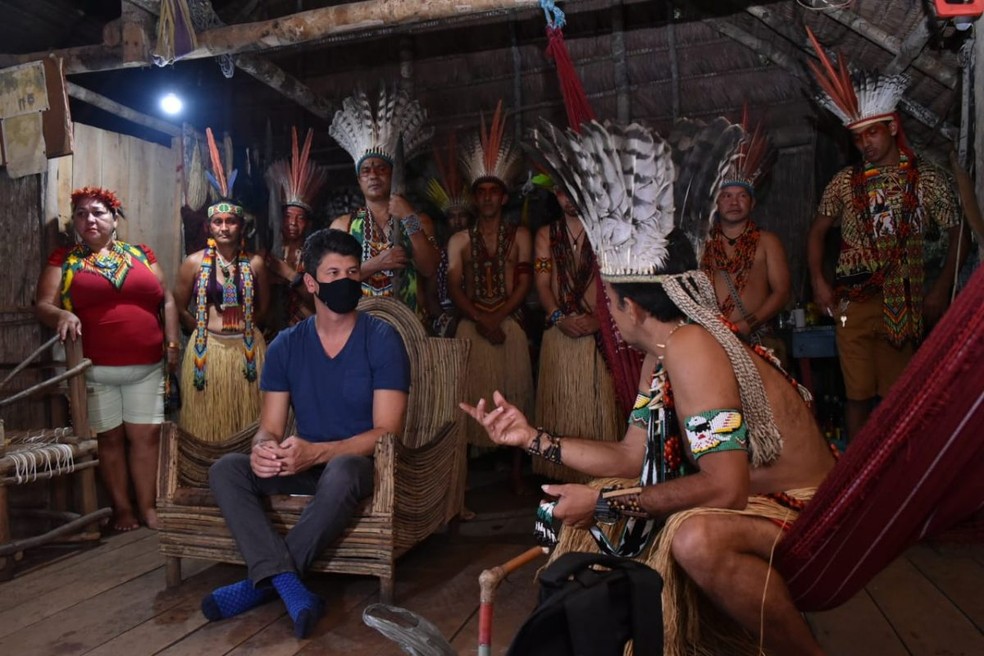 Gustavo Montezano, presidente do BNDES esteve na aldeia em julho deste ano  — Foto: Júnior Aguiar/Secom-AC