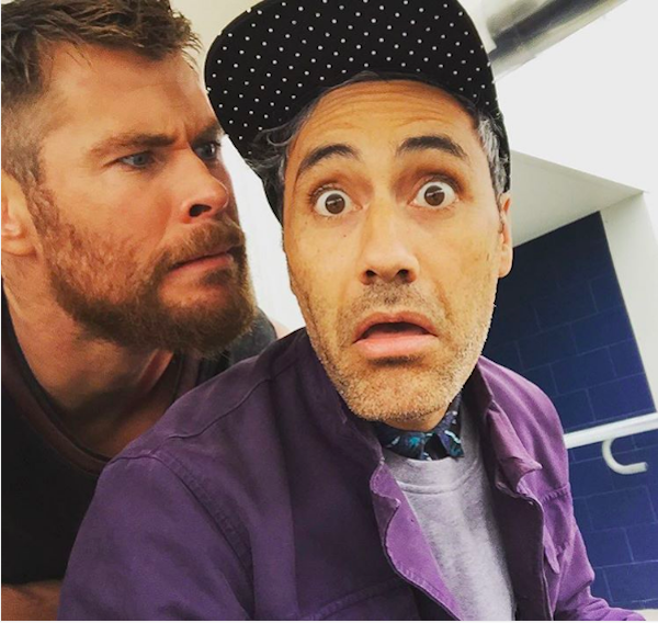 O ator Chris Hemsworth com o diretor Taika Waititi nos bastidores de Thor: Ragnarok (Foto: Instagram)