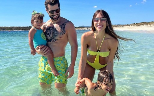 Romana Novais posta em praia com Alok e filhos: "Colecionando momentos"