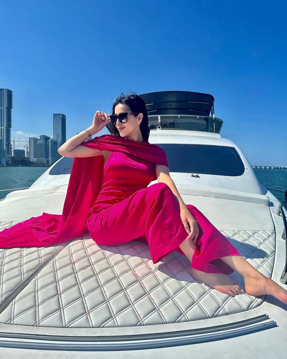 Linda disse estar "cansada de viajar" enquanto posava em um jet ski — Foto: Reprodução / Redes Sociais