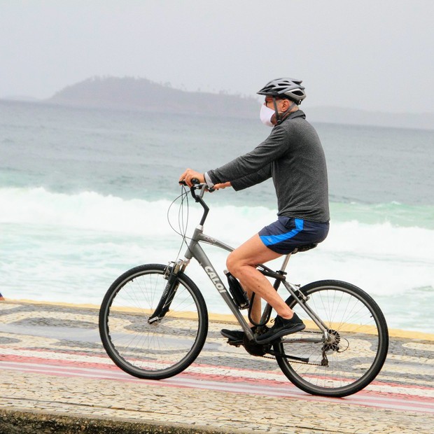 Marcos Caruso pedala na orla carioca (Foto: Daniel Delmiro/AgNews)