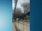 Incêndio atinge fiação em frente a shopping na Reta da Penha