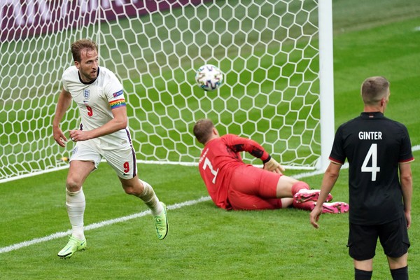 O atacante inglês Harry Keane marcando um dos gols da vitória da Inglaterra contra a Alemanha pelas oitavas de final da Eurocopa (Foto: Getty Images)