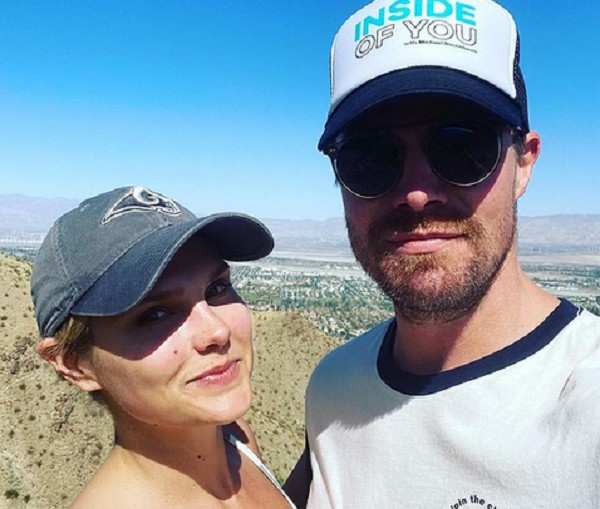 O ator Stephen Amell com a esposa, a atriz Cassandra Jean (Foto: Instagram)