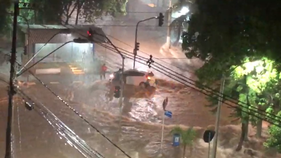 Carro ficou ilhado na Avenida Princesa d'Oeste, em Campinas, após temporal nesta terça-feira (25) — Foto: Carla Gmurczyk