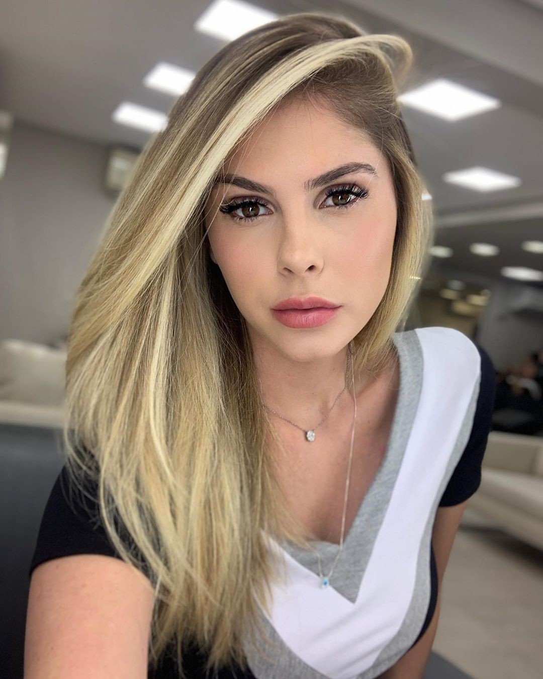 mulher usando sobrancelha com micropigmentação