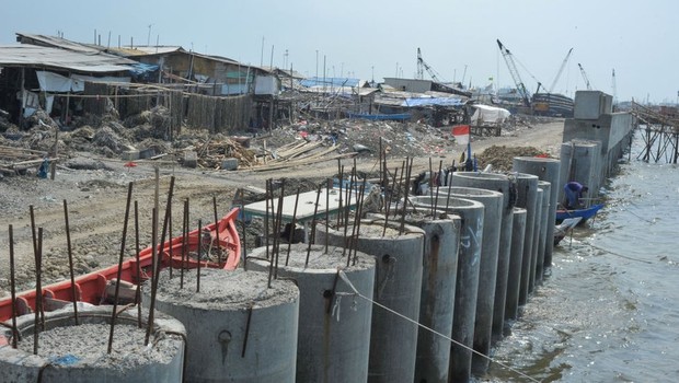 A construção do muro ao longo da costa está em andamento (Foto: Getty Images via BBC)