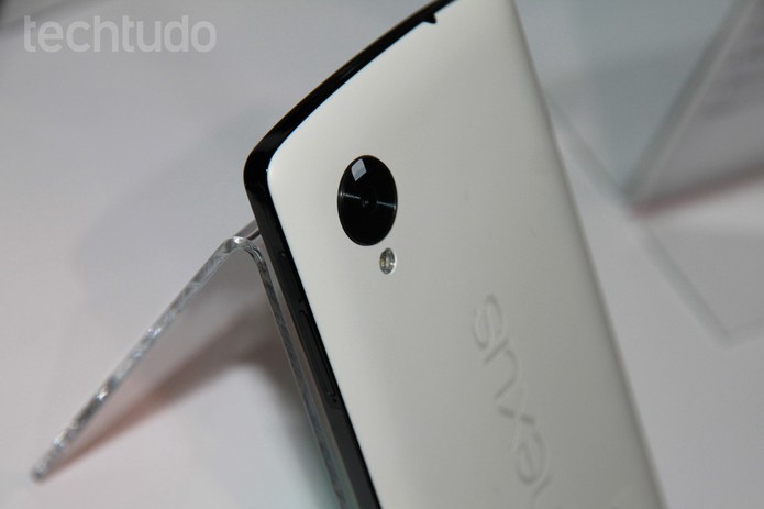 Traseira do Nexus 5 na versão branca (Foto: Isadora Díaz/TechTudo)