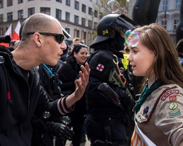 Escoteira de 16 anos enfrenta manifestante neo-nazi na República Tcheca (Foto: Reprodução Facebook)