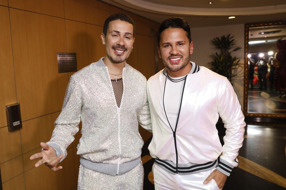 Humorista Carlinhos Maia (à esquerda) e o marido, Lucas Guimarães, em foto de arquivo no carnaval paulistano  — Foto: Celso Tavares/g1