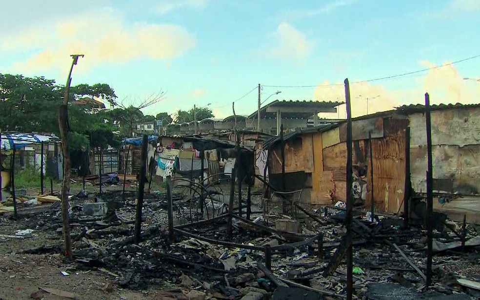 Incêndio destruiu casas na Ocupação Carolina de Jesus (Foto: Reprodução/TV Globo)