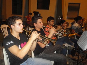 Davi Bruno (esq.) está em Palmas ensaiando para tocar com orquestra em encontro de bandas (Foto: Jesana de Jesus/G1)