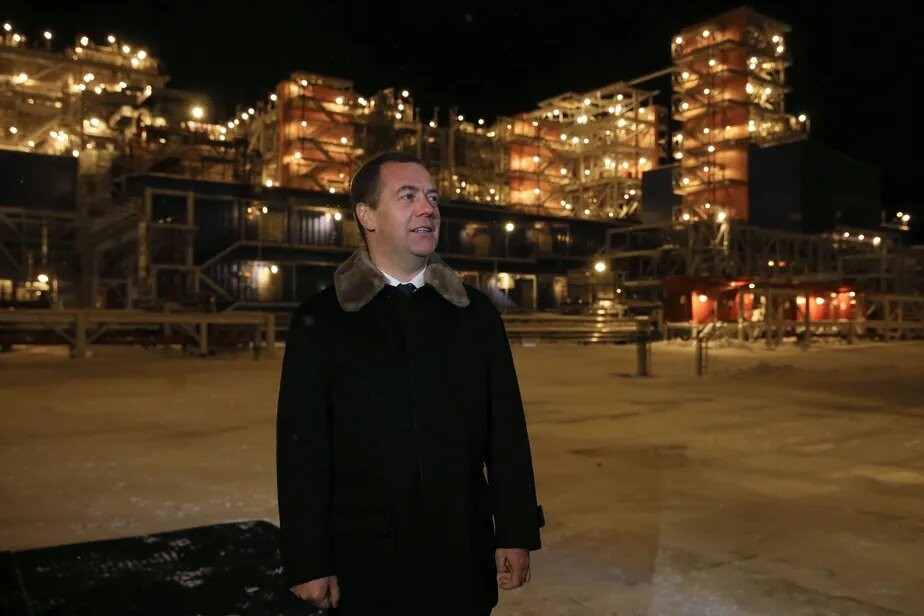 Ex-presidente russo Dmitri Medvedev visita unidade de gás natural na península de Yamal, na região do Ártico