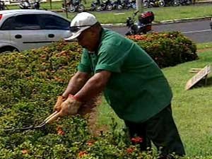 Jardineiro diz que ganha até R$ 200 extras por dia (Foto: Reprodução/TV Integração)