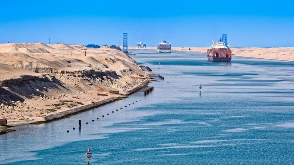 O Canal de Suez é uma das principais artérias econômicas do mundo, já que por ele passa mais de 12% do comércio mundial — Foto: Getty Images via BBC