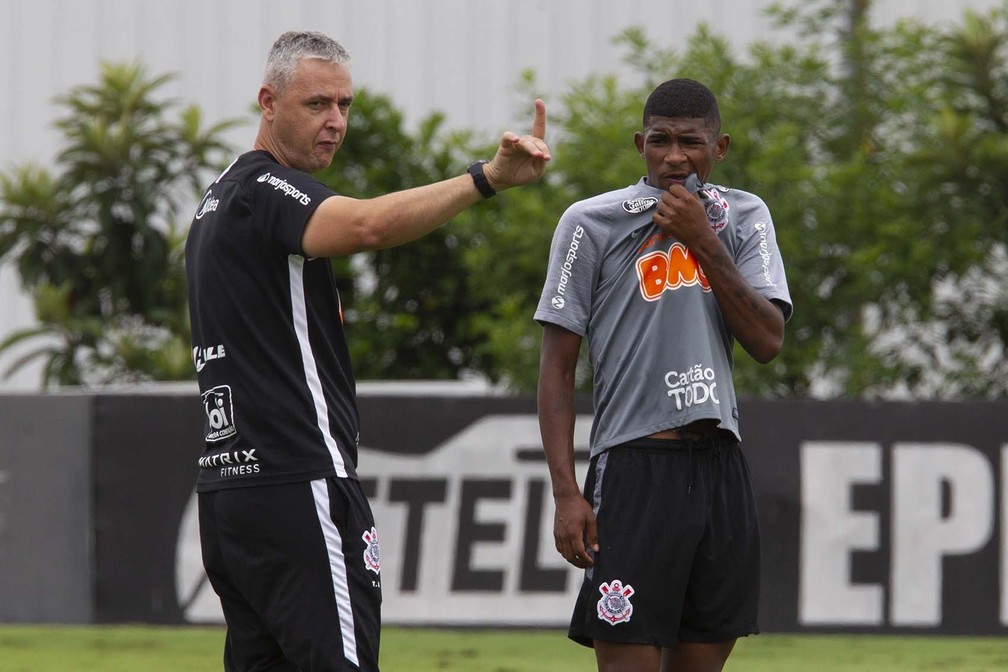 Tiago Nunes com Gabriel Fernandes, jogador do sub-23 do Corinthians — Foto: Daniel Augusto Jr/Ag. Corinthians