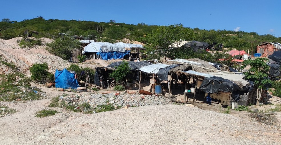 Homens estavam alojados em barracas improvisadas de lona e madeira na área do garimpo — Foto: Sinait Bahia/Divulgação