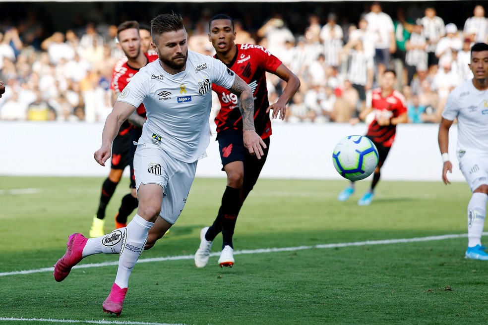 Em algumas partidas, Eduardo Sasha tem sido utilizado por Sampaoli de forma parecida com a que Jesus utiliza Gabigol &mdash; Foto: Luis Moura/Estad&atilde;o Conte&uacute;do