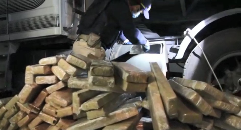 Maconha apreendida pela polícia dentro de tanque de caminhão — Foto: Divulgação/Polícia Rodoviária Federal